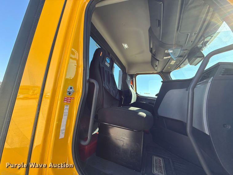 image for item ES5869 2021 Freightliner Cascadia 126 semi truck