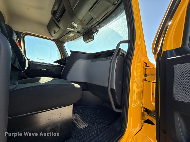 image for item ES5869 2021 Freightliner Cascadia 126 semi truck