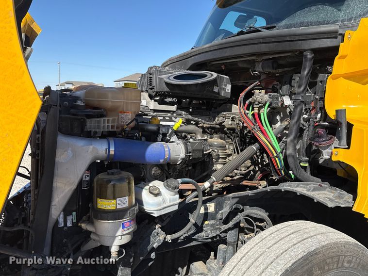 image for item ES5869 2021 Freightliner Cascadia 126 semi truck