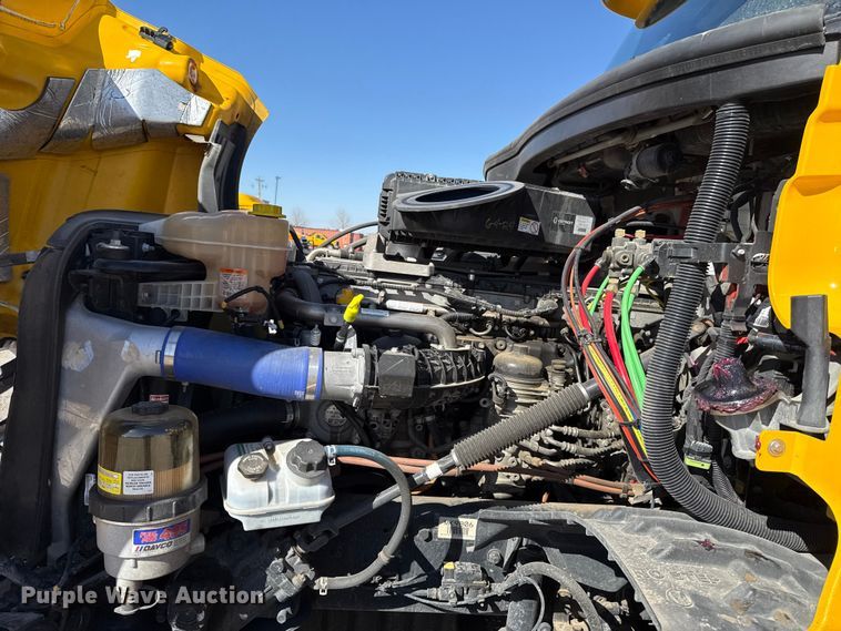 image for item ES5869 2021 Freightliner Cascadia 126 semi truck