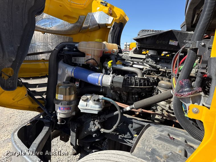 image for item ES5869 2021 Freightliner Cascadia 126 semi truck