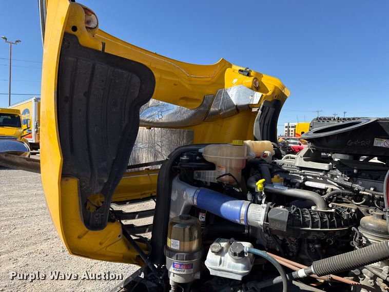 image for item ES5869 2021 Freightliner Cascadia 126 semi truck