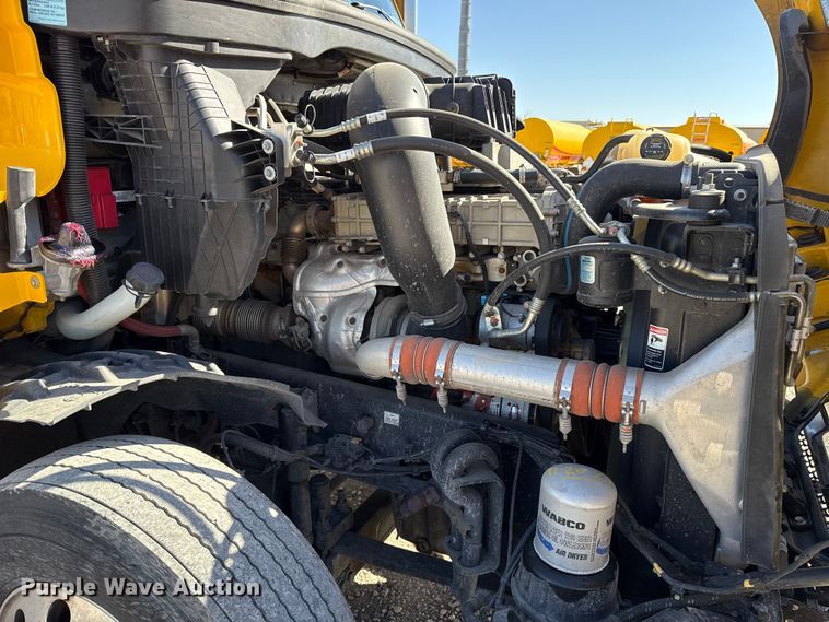 image for item ES5869 2021 Freightliner Cascadia 126 semi truck