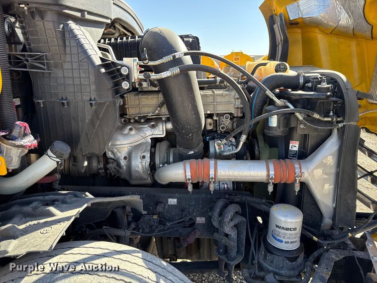 image for item ES5869 2021 Freightliner Cascadia 126 semi truck