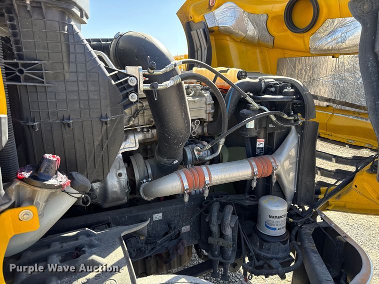 image for item ES5869 2021 Freightliner Cascadia 126 semi truck