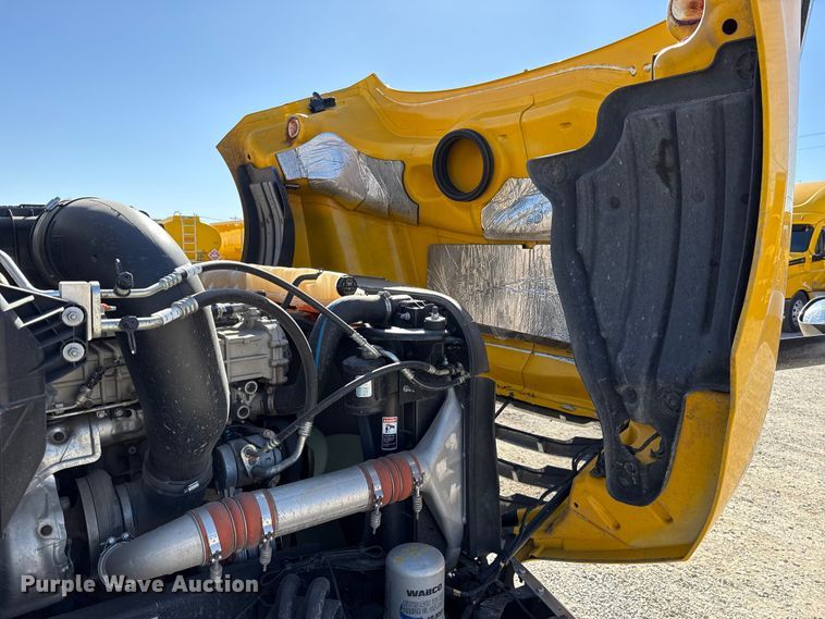 image for item ES5869 2021 Freightliner Cascadia 126 semi truck