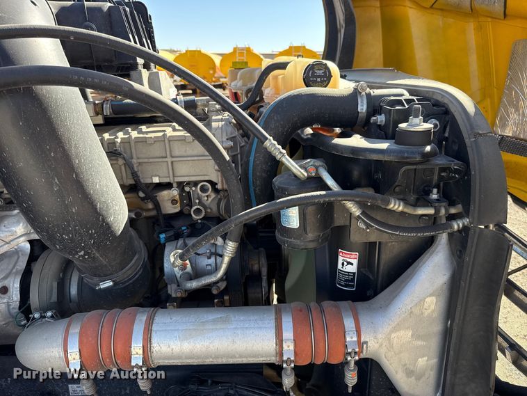 image for item ES5869 2021 Freightliner Cascadia 126 semi truck