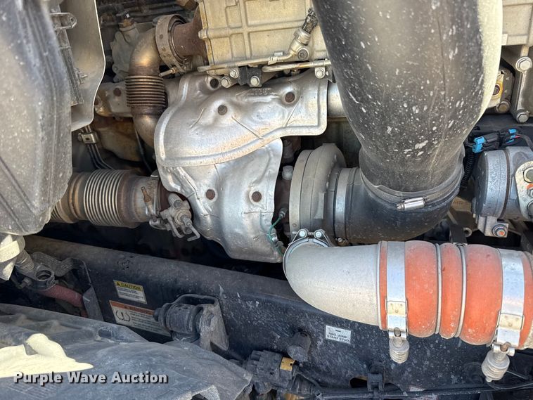 image for item ES5869 2021 Freightliner Cascadia 126 semi truck