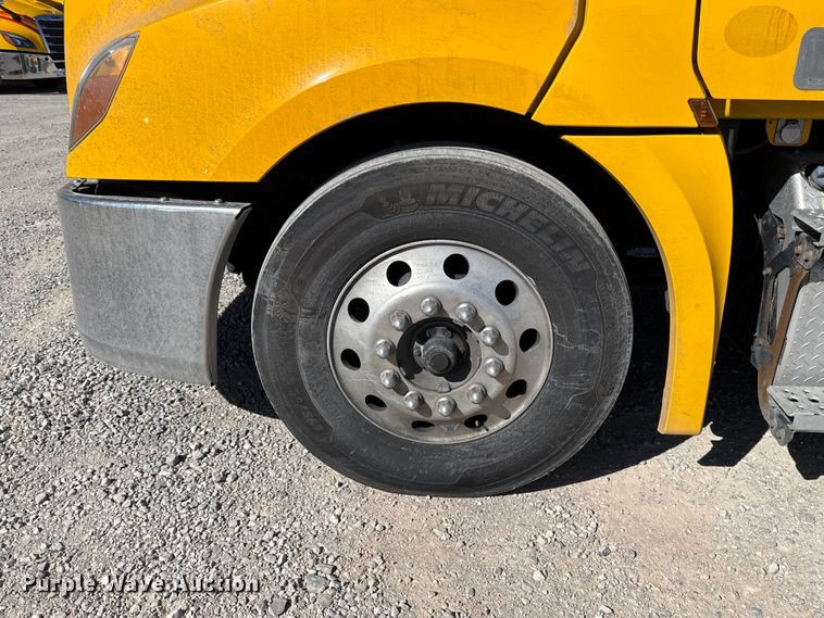 image for item ES5869 2021 Freightliner Cascadia 126 semi truck