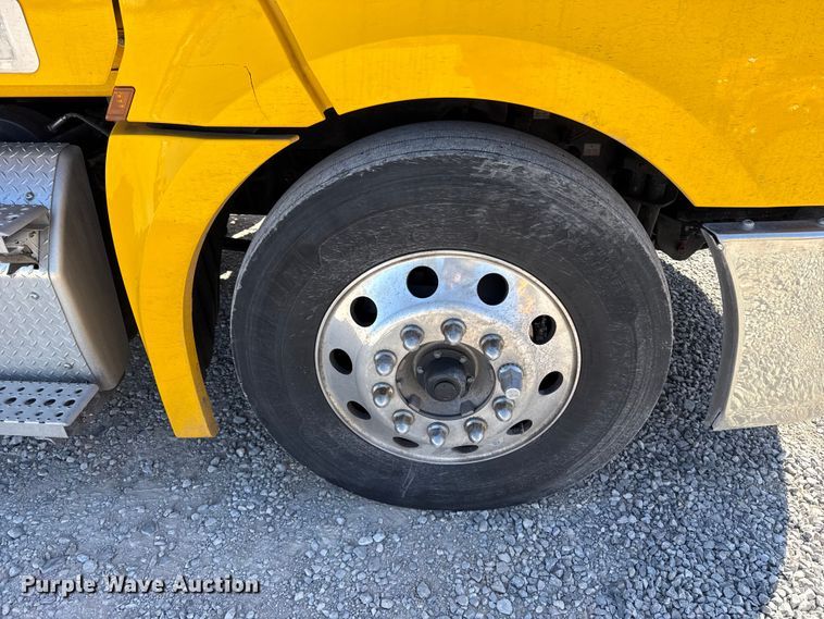 image for item ES5869 2021 Freightliner Cascadia 126 semi truck