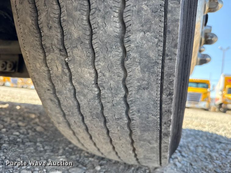 image for item ES5869 2021 Freightliner Cascadia 126 semi truck