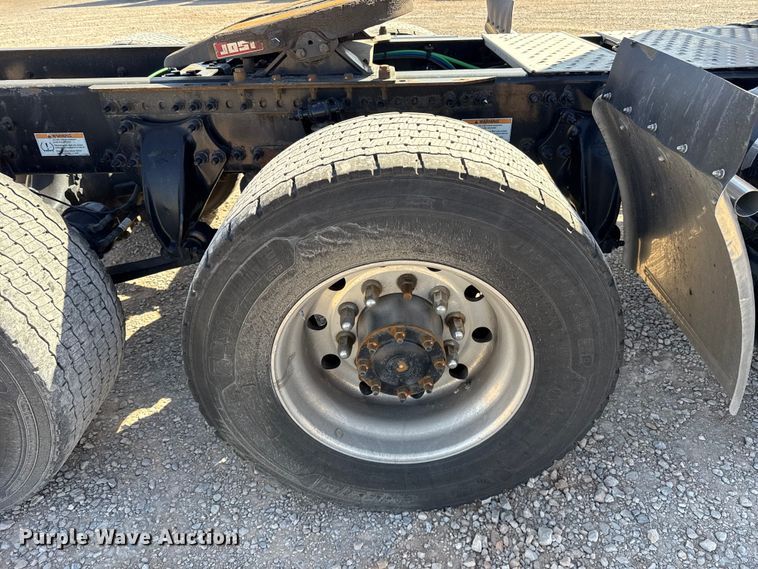 image for item ES5869 2021 Freightliner Cascadia 126 semi truck