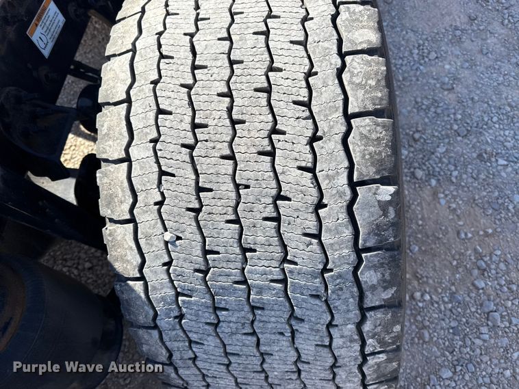 image for item ES5869 2021 Freightliner Cascadia 126 semi truck