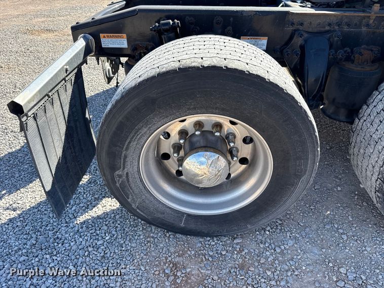 image for item ES5869 2021 Freightliner Cascadia 126 semi truck