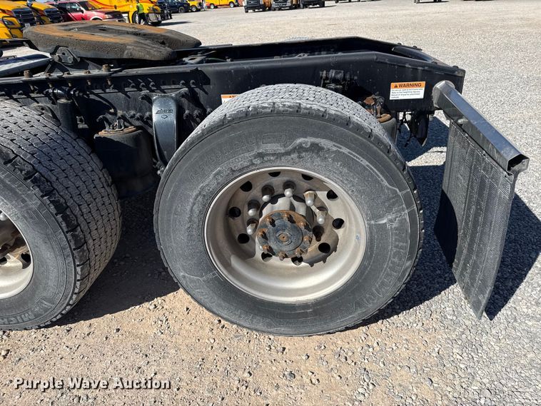 image for item ES5869 2021 Freightliner Cascadia 126 semi truck