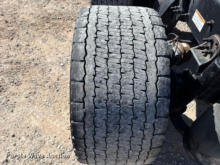 image for item ES5869 2021 Freightliner Cascadia 126 semi truck