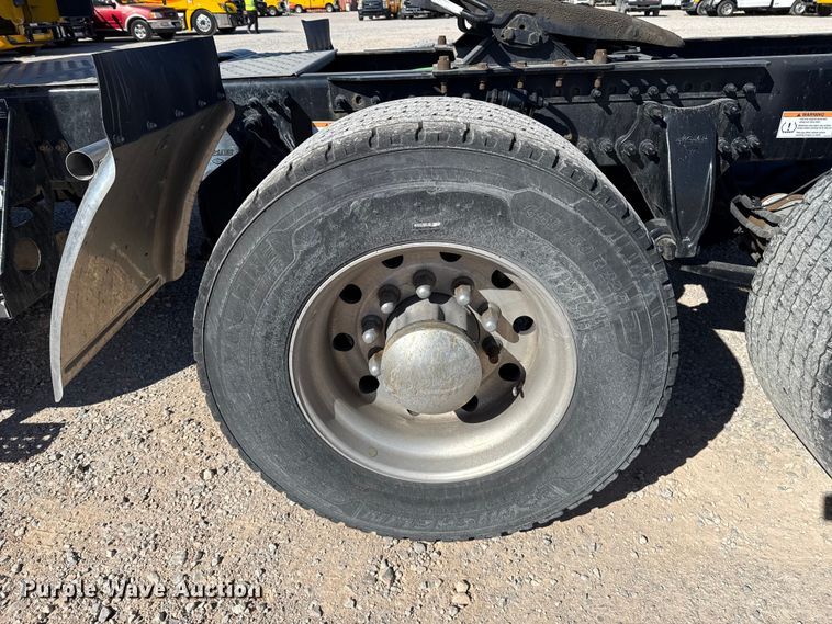 image for item ES5869 2021 Freightliner Cascadia 126 semi truck