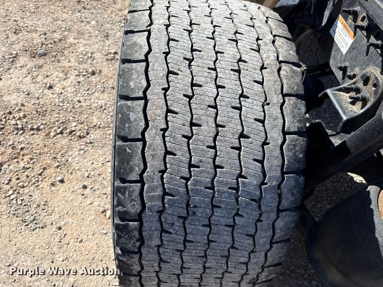 image for item ES5869 2021 Freightliner Cascadia 126 semi truck