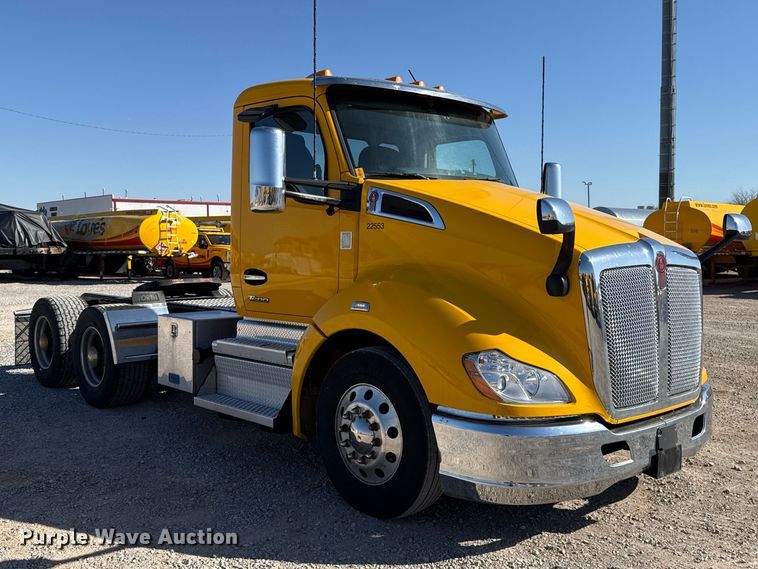 image for item ES5870 2022 Kenworth T680 semi truck