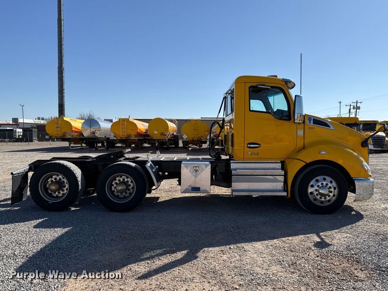 image for item ES5870 2022 Kenworth T680 semi truck