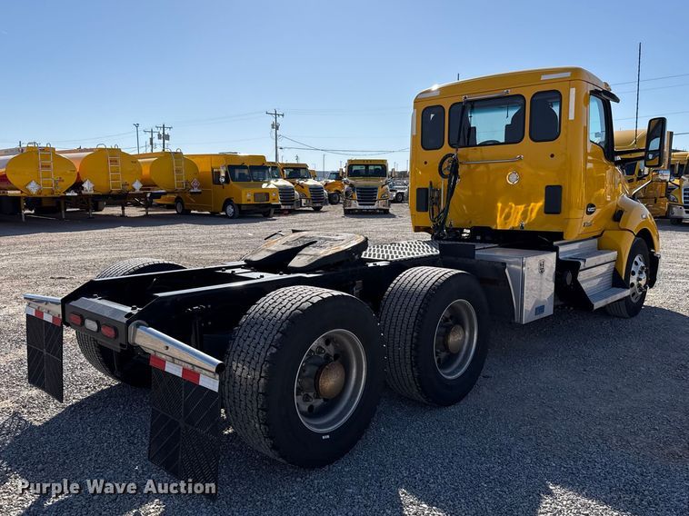 image for item ES5870 2022 Kenworth T680 semi truck