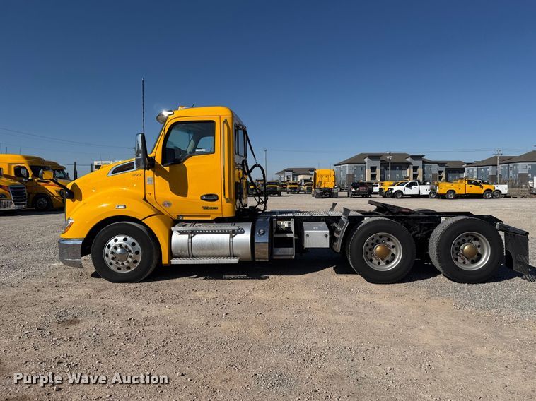 image for item ES5870 2022 Kenworth T680 semi truck