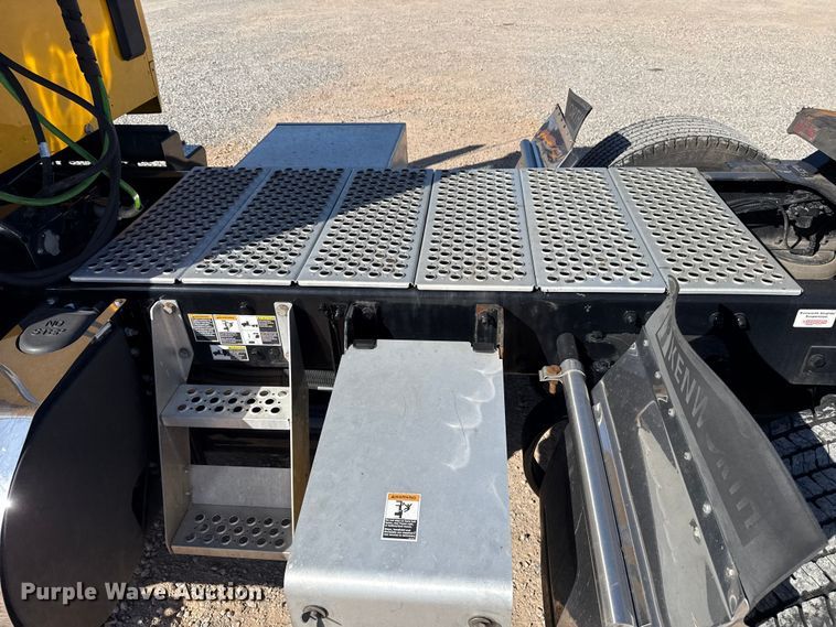 image for item ES5870 2022 Kenworth T680 semi truck