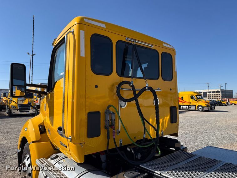 image for item ES5870 2022 Kenworth T680 semi truck