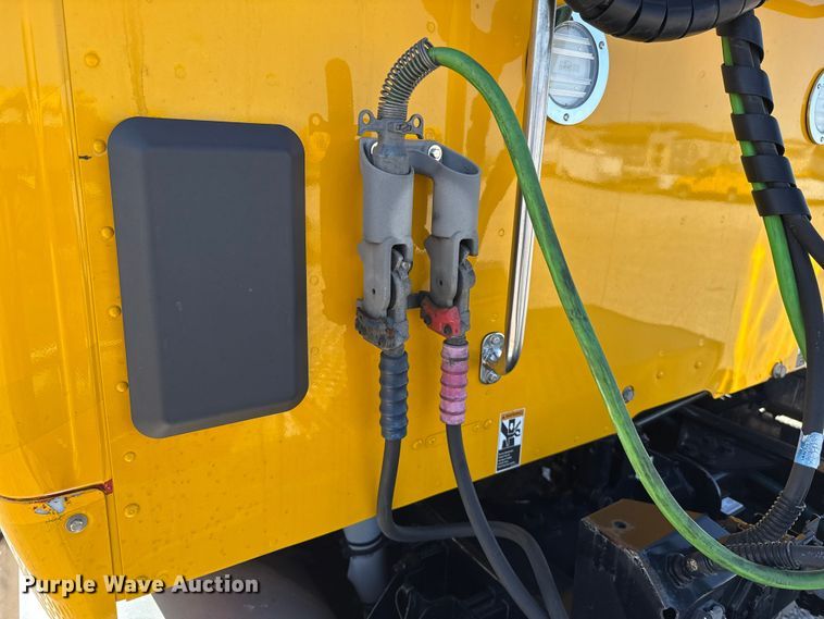 image for item ES5870 2022 Kenworth T680 semi truck