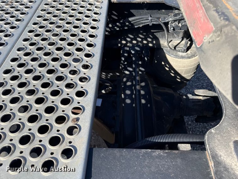 image for item ES5870 2022 Kenworth T680 semi truck