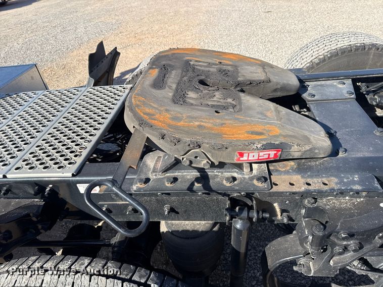 image for item ES5870 2022 Kenworth T680 semi truck