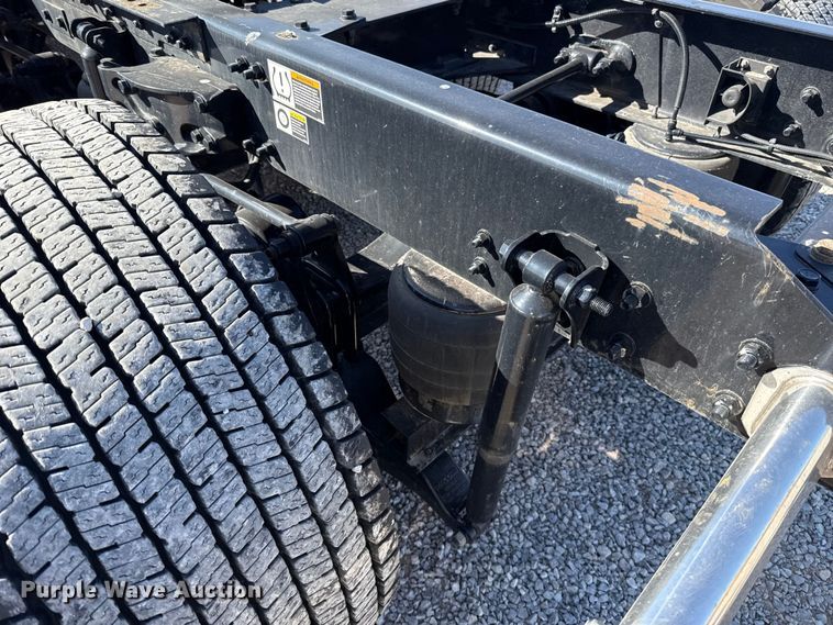 image for item ES5870 2022 Kenworth T680 semi truck