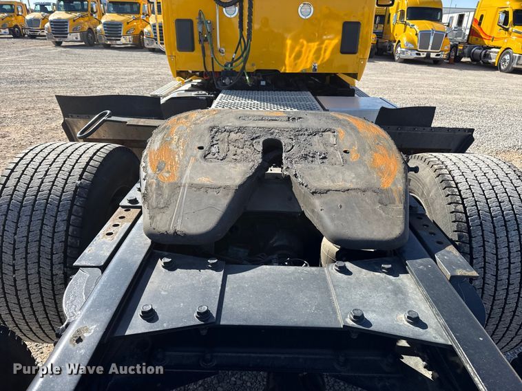 image for item ES5870 2022 Kenworth T680 semi truck