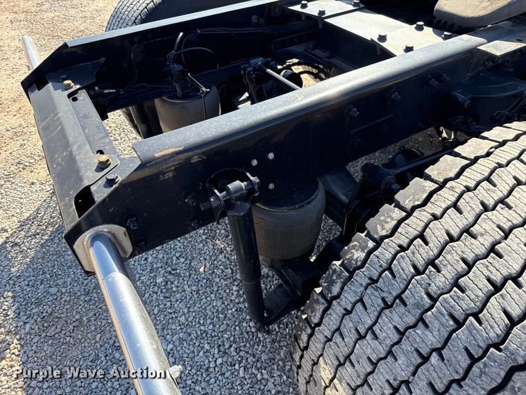 image for item ES5870 2022 Kenworth T680 semi truck