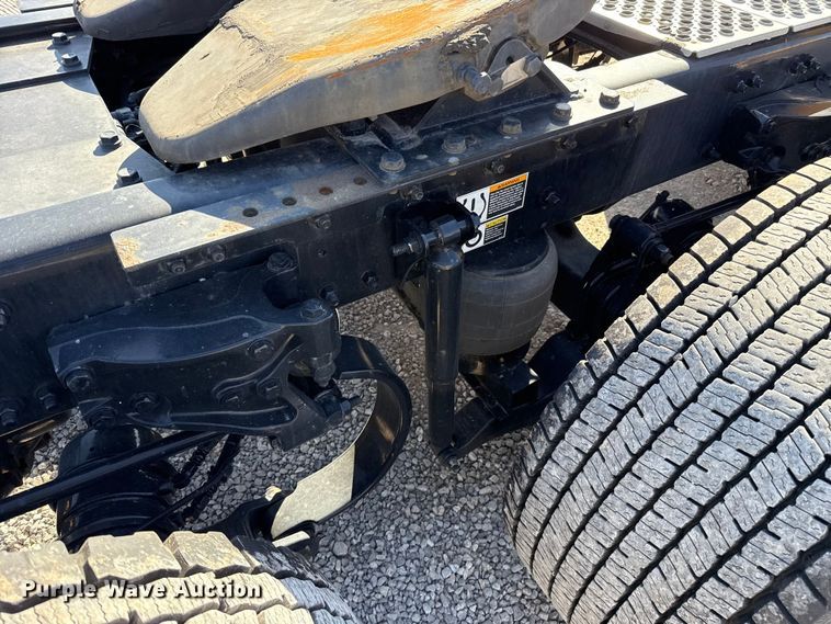 image for item ES5870 2022 Kenworth T680 semi truck