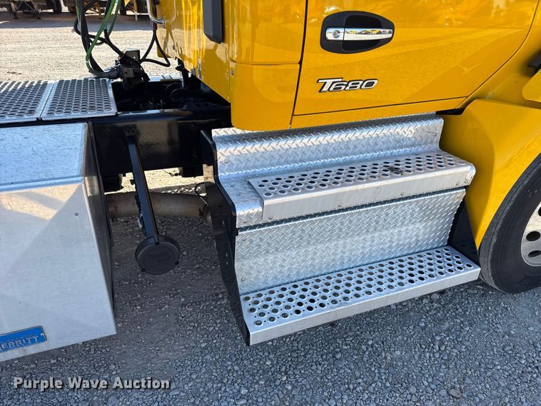 image for item ES5870 2022 Kenworth T680 semi truck