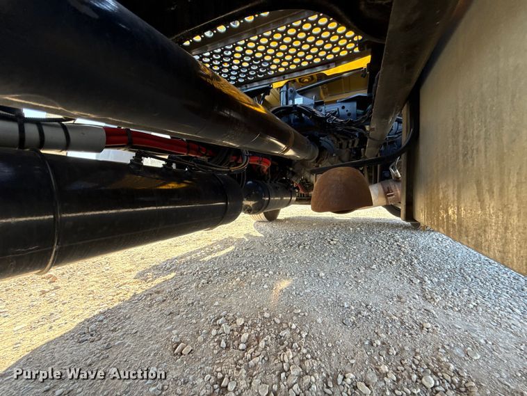 image for item ES5870 2022 Kenworth T680 semi truck