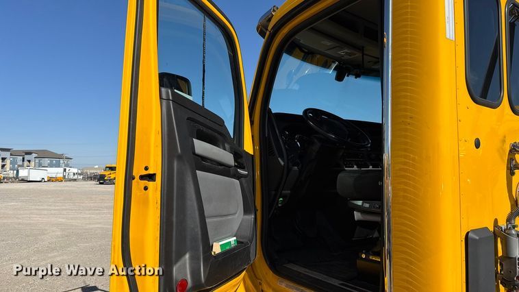 image for item ES5870 2022 Kenworth T680 semi truck