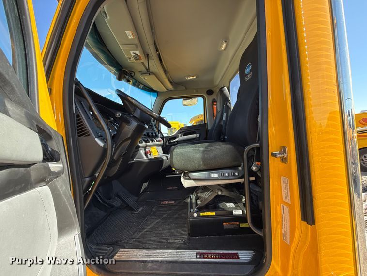 image for item ES5870 2022 Kenworth T680 semi truck