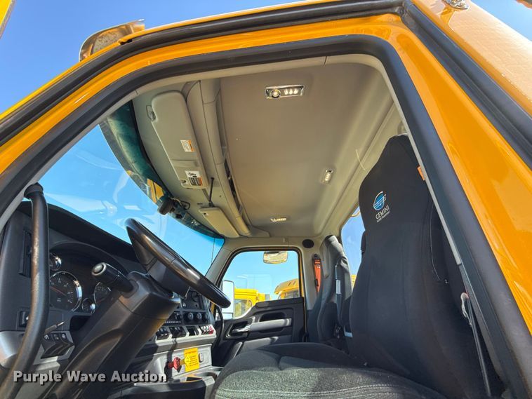 image for item ES5870 2022 Kenworth T680 semi truck