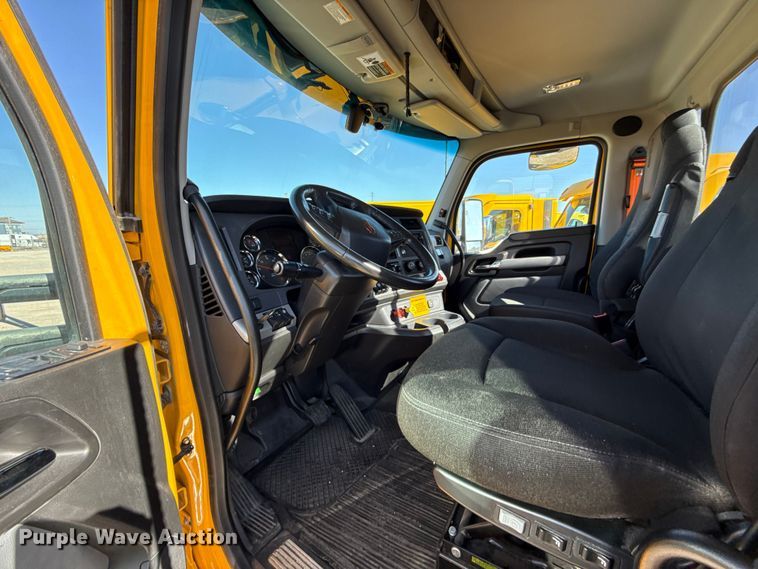 image for item ES5870 2022 Kenworth T680 semi truck