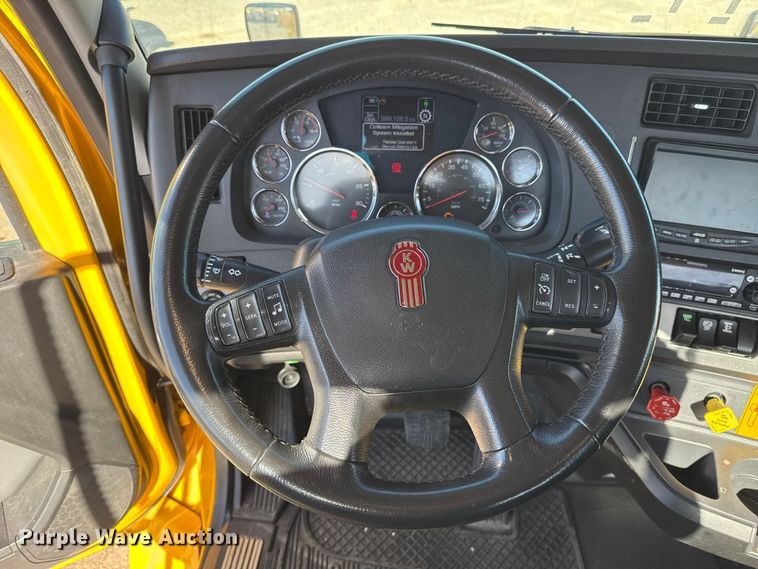 image for item ES5870 2022 Kenworth T680 semi truck