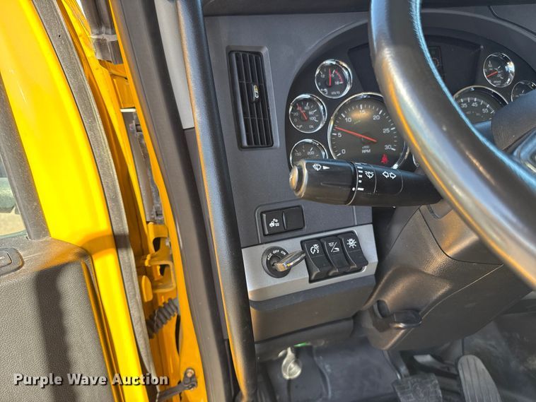 image for item ES5870 2022 Kenworth T680 semi truck