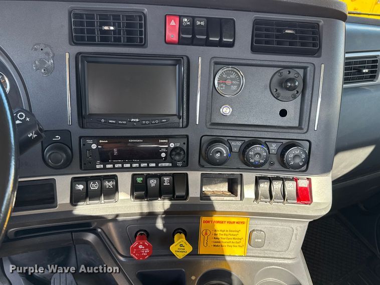 image for item ES5870 2022 Kenworth T680 semi truck