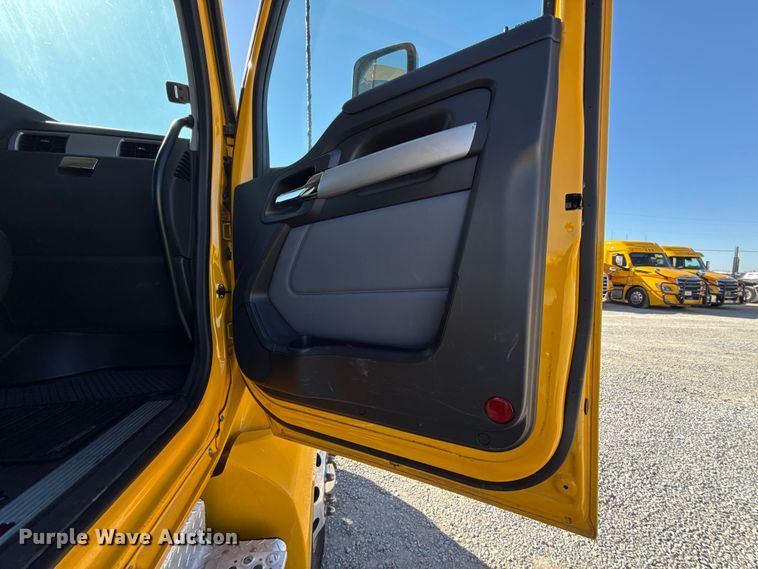 image for item ES5870 2022 Kenworth T680 semi truck