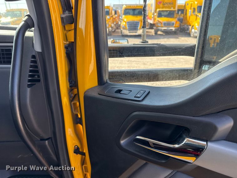 image for item ES5870 2022 Kenworth T680 semi truck