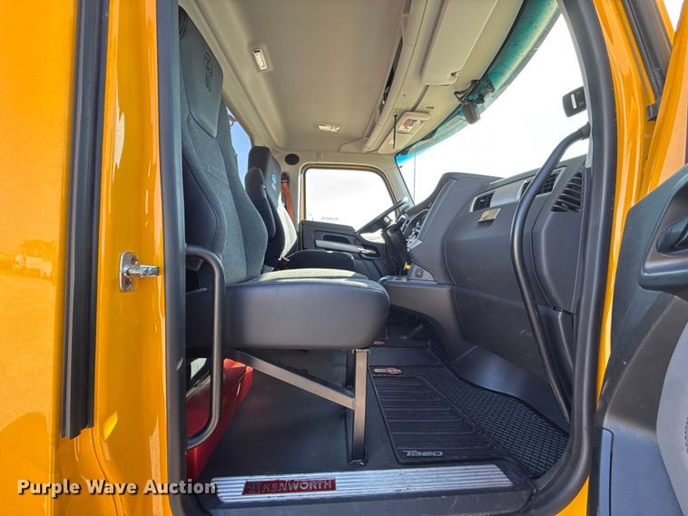 image for item ES5870 2022 Kenworth T680 semi truck