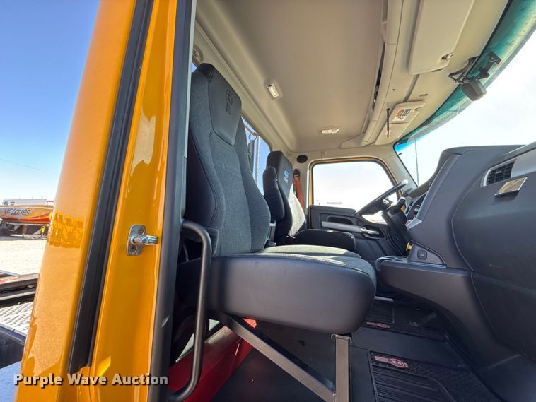 image for item ES5870 2022 Kenworth T680 semi truck