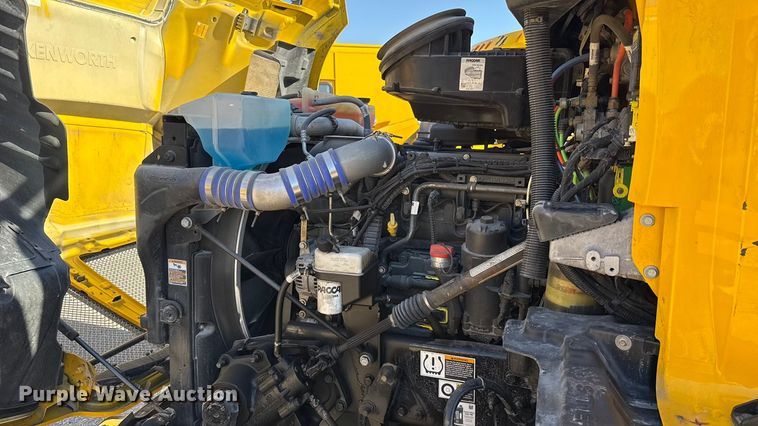 image for item ES5870 2022 Kenworth T680 semi truck