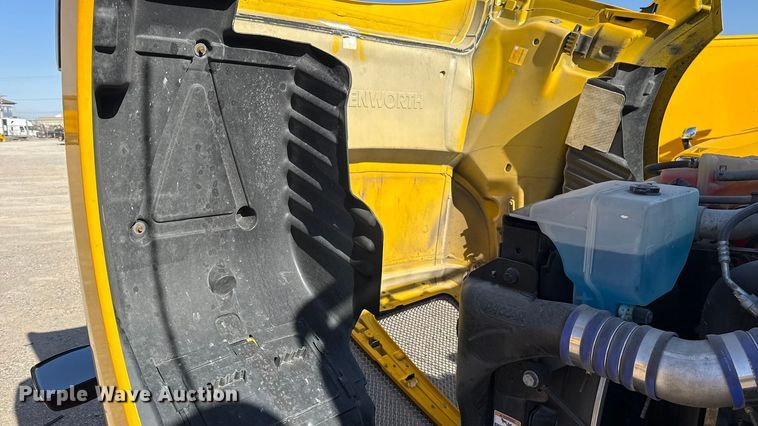 image for item ES5870 2022 Kenworth T680 semi truck